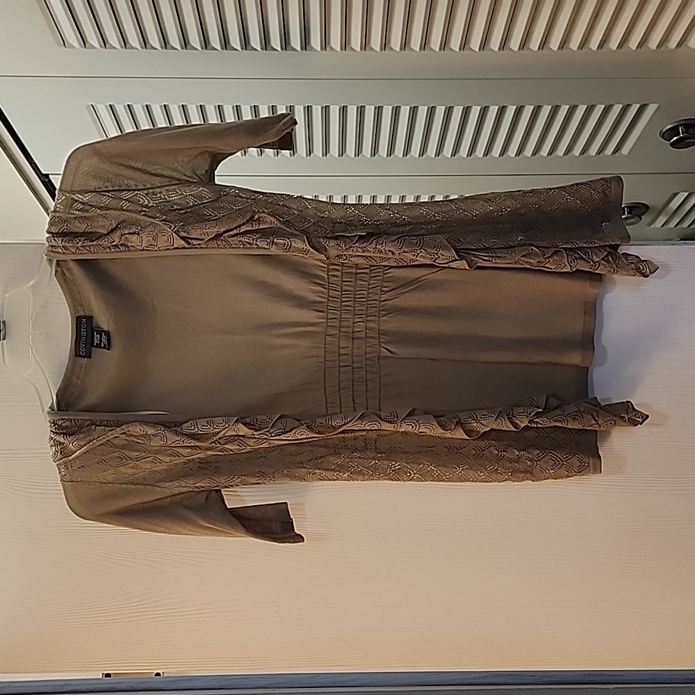 Sweater in tan size small. Is so cute in and goes with anything!